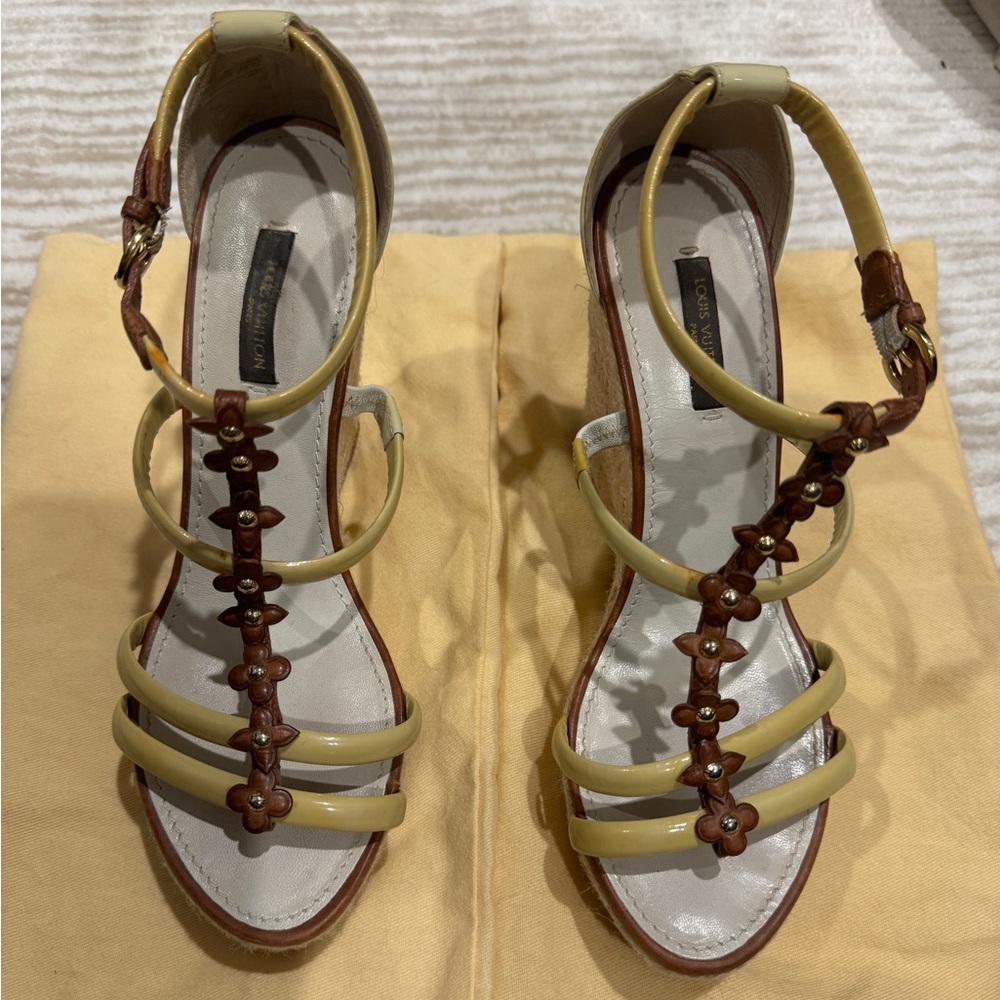 Louis Vuitton Pre-owned Patent Leather Sandal In Beige. Please see pics. Marks